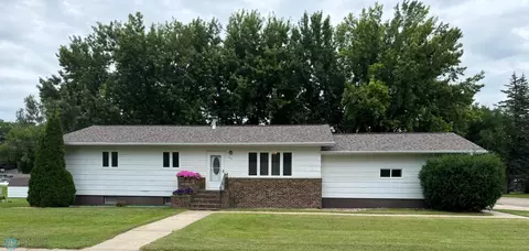 915 Railway St, Enderlin, ND 58027