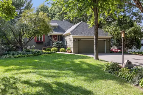 212 Parkview Ter, Golden Valley, MN 55416