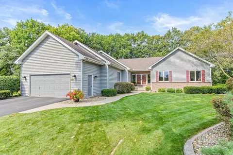 1071 Barbara Ct, Chanhassen, MN 55317