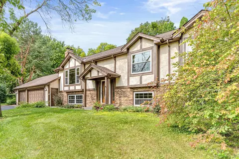 4119 Pebblebrook Cir, Bloomington, MN 55437