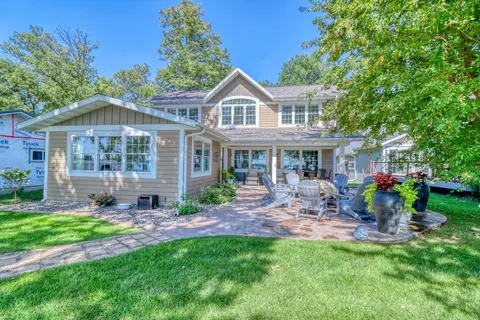 1020 W Lake Dr, Detroit Lakes, MN 56501