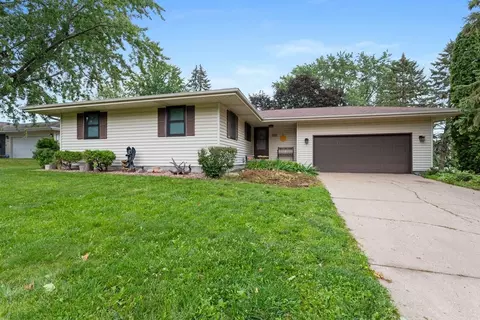 583 Greenway Ave N, Oakdale, MN 55128