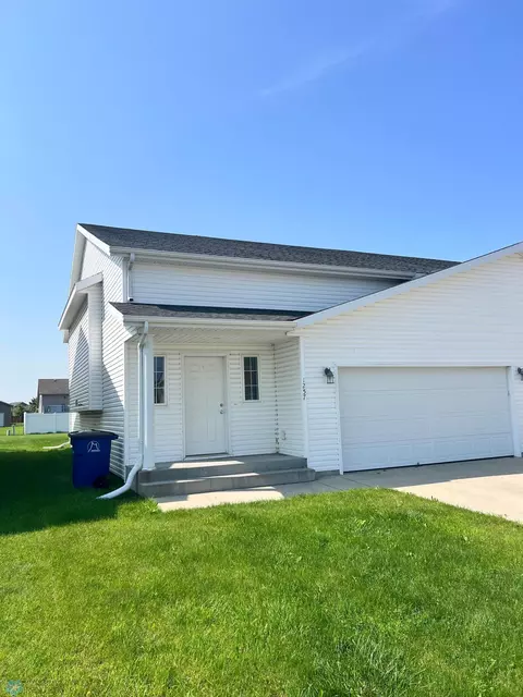 1257 37th Ave S, Moorhead, MN 56560