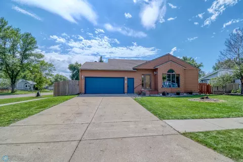 2202 26 12 Ave S, Fargo, ND 58103