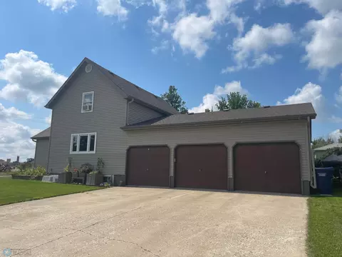 912 Maple St, Lisbon, ND 58054