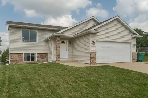 5855 Kingsbury Dr NW, Rochester, MN 55901