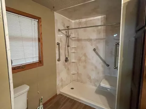 Bath - 2322 260th St, Marshall, MN 56258 photo 2 of 3