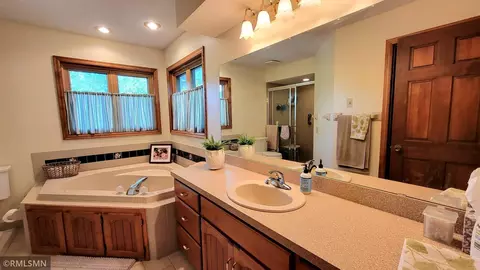 1095 Bluff Pointe Dr, Chaska, MN 55318 photo 13