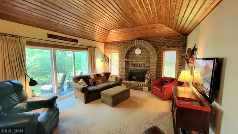 1095 Bluff Pointe Dr, Chaska, MN 55318 photo 9