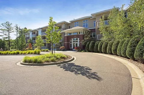 408 Parkers Lake Rd #211, Wayzata, MN 55391