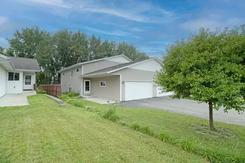 554 Hilltop Dr NE, Hutchinson, MN 55350