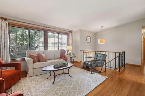 4623 Ridge Cliff Dr, Eagan, MN 55122