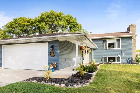 717 Colonial Cir, Faribault, MN 55021 photo 2