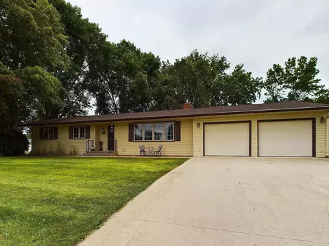 610 E 8th St, Starbuck, MN 56381