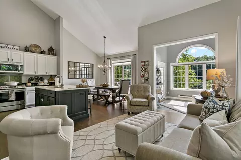 1949 Andrew Ct, Chanhassen, MN 55317
