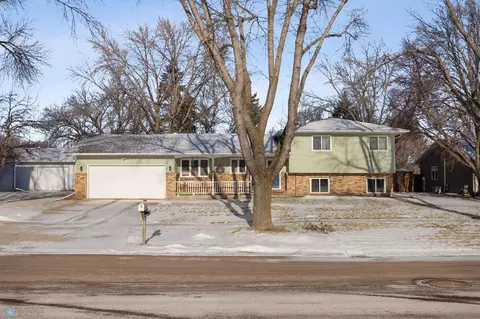 27 Birch Ln S, Fargo, ND 58103