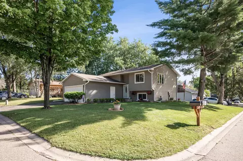 7524 Carillon Plz W, Woodbury, MN 55125