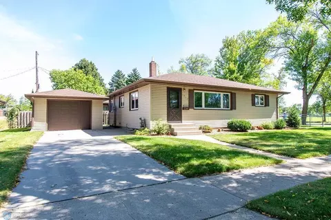1912 13th St S, Moorhead, MN 56560