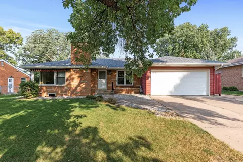 2482 Sheldon St, Roseville, MN 55113
