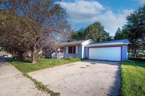 565 River Bluff Dr, Windom, MN 56101