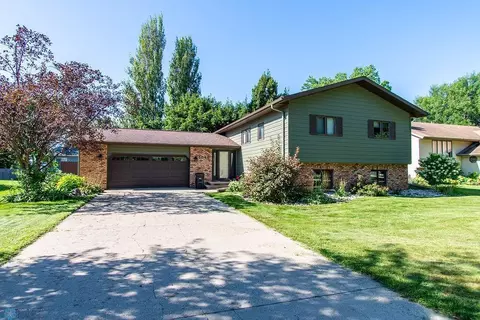 1546 30th Ave S, Fargo, ND 58103