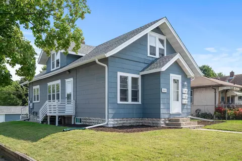 1142 Farrington St, Saint Paul, MN 55117