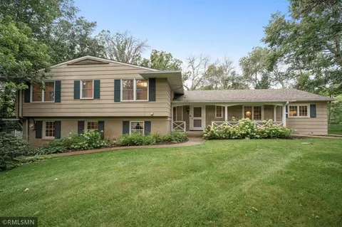 23 N Oaks Rd, North Oaks, MN 55127