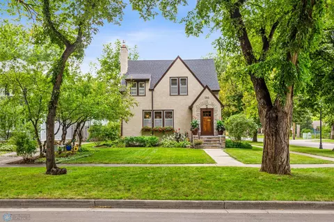 1262 4th St N, Fargo, ND 58102