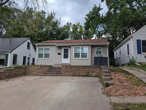 3500 Mcnair Dr N, Robbinsdale, MN 55422