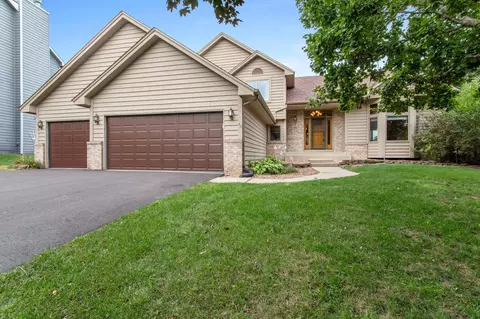 805 Trotters Rdg, Eagan, MN 55123