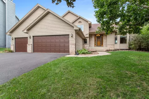 805 Trotters Rdg, Eagan, MN 55123