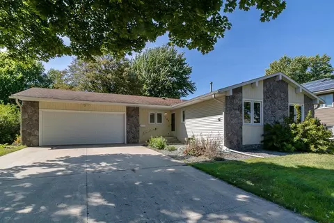 106 Merlin Cir, Mankato, MN 56001