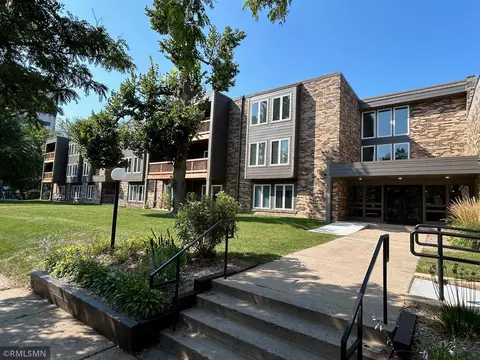 450 Ford Rd #122, Saint Louis Park, MN 55426