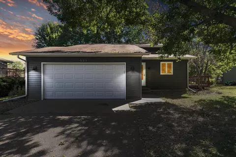 569 Dresden Dr, Chaska, MN 55318