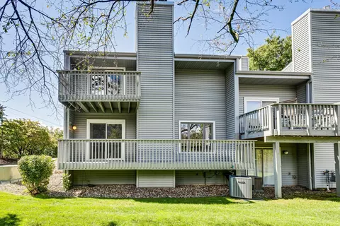 2652 Mackubin St, Roseville, MN 55113
