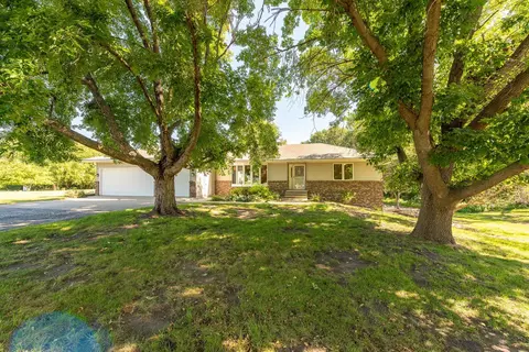 280 Hensonshire Dr, Mankato, MN 56001