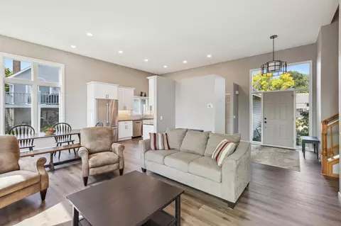 87 Castle Ridge Ct, Chanhassen, MN 55317