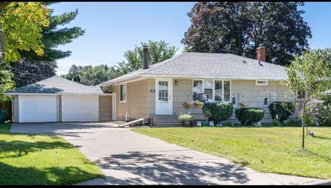 224 Maple Ln, Roseville, MN 55113