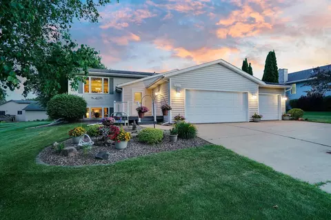 906 Marie Ln, Zumbrota, MN 55992