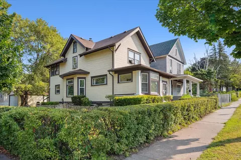 493 Maryland Ave E, Saint Paul, MN 55130