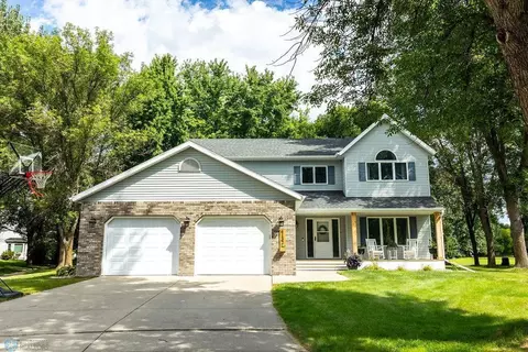 4132 Rivershore Dr S, Moorhead, MN 56560