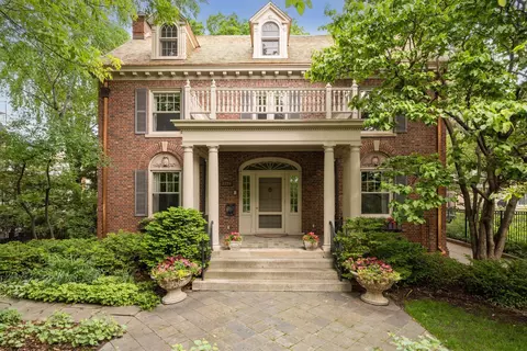 2270 W Lake Of The Isles Pkwy, Minneapolis, MN 55405