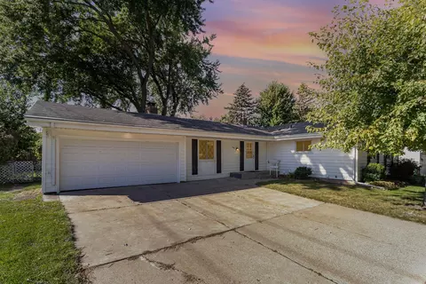 386 Brooks Ave W, Roseville, MN 55113