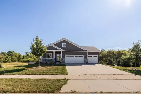 611 Nelson Dr, Wanamingo, MN 55983