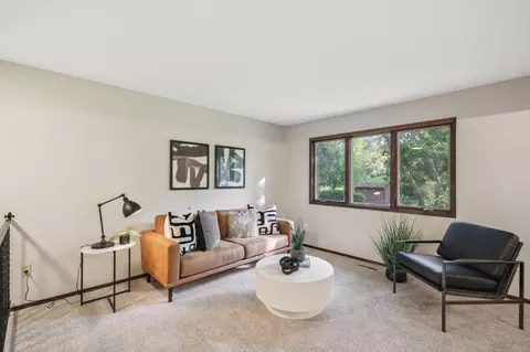 1022 Eastview Cir, Shakopee, MN 55379