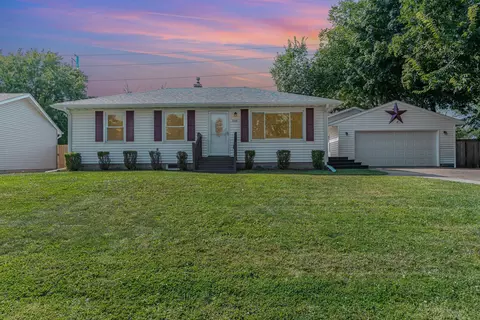 548 Willow Ln, Woodbury, MN 55125