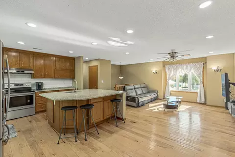 1600 87th St E, Bloomington, MN 55425