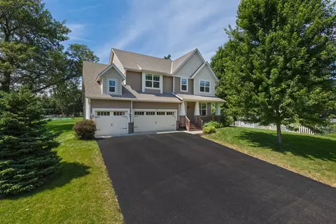 10442 Huntington Dr, Eden Prairie, MN 55347
