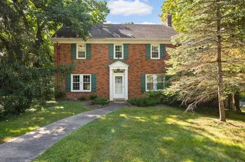 86 Locust St, Mahtomedi, MN 55115