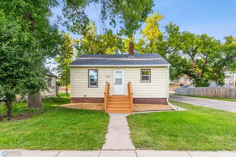 202 2nd Ave W, West Fargo, ND 58078